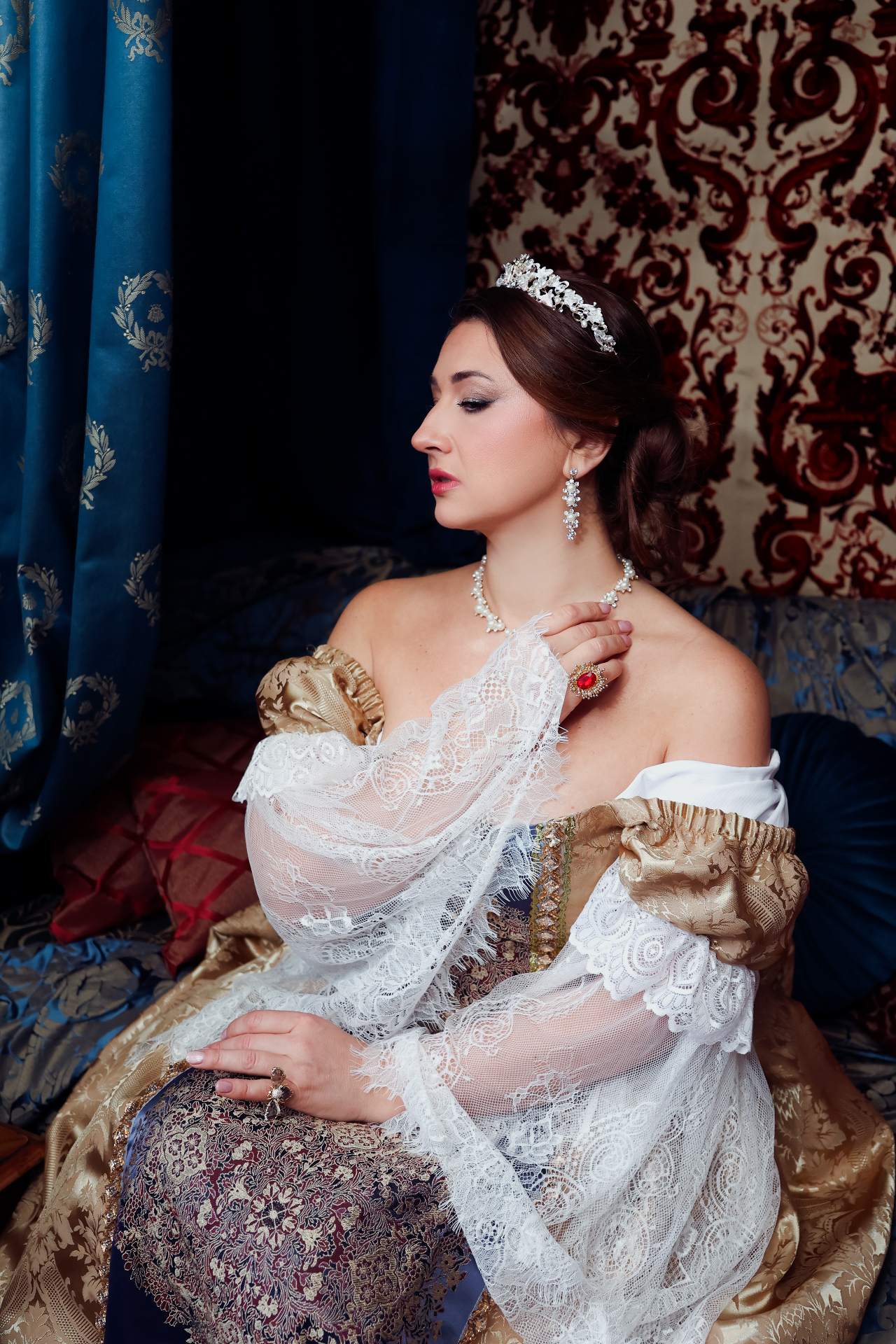 Anna Sanachina, opera singer in Venice, in a theatrical portrait inspired by the atmosphere of old Venice.